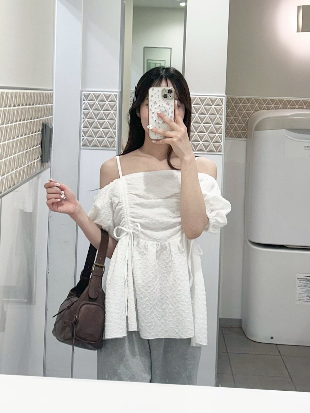 グレー系のスウェットパンツ、ホワイト系のシャツ/ブラウス、ブラウン系のショルダーバッグを着用したレディースの夏コーディネートの5枚目の写真