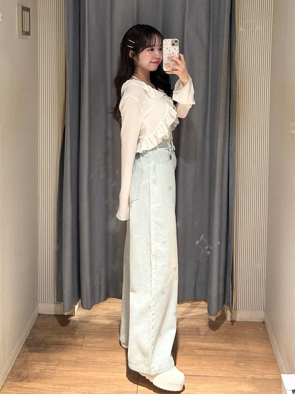 ホワイト系のアンサンブル、ブルー系のその他パンツを着用したレディースの冬コーディネートの3枚目の写真