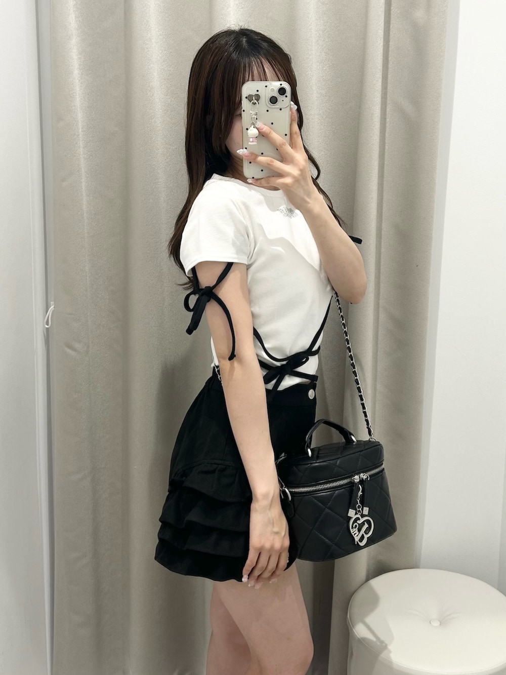 ホワイト系のTシャツ/カットソー、ブラック系のその他パンツ、ブラック系のショルダーバッグを着用したレディースの夏コーディネートの2枚目の写真