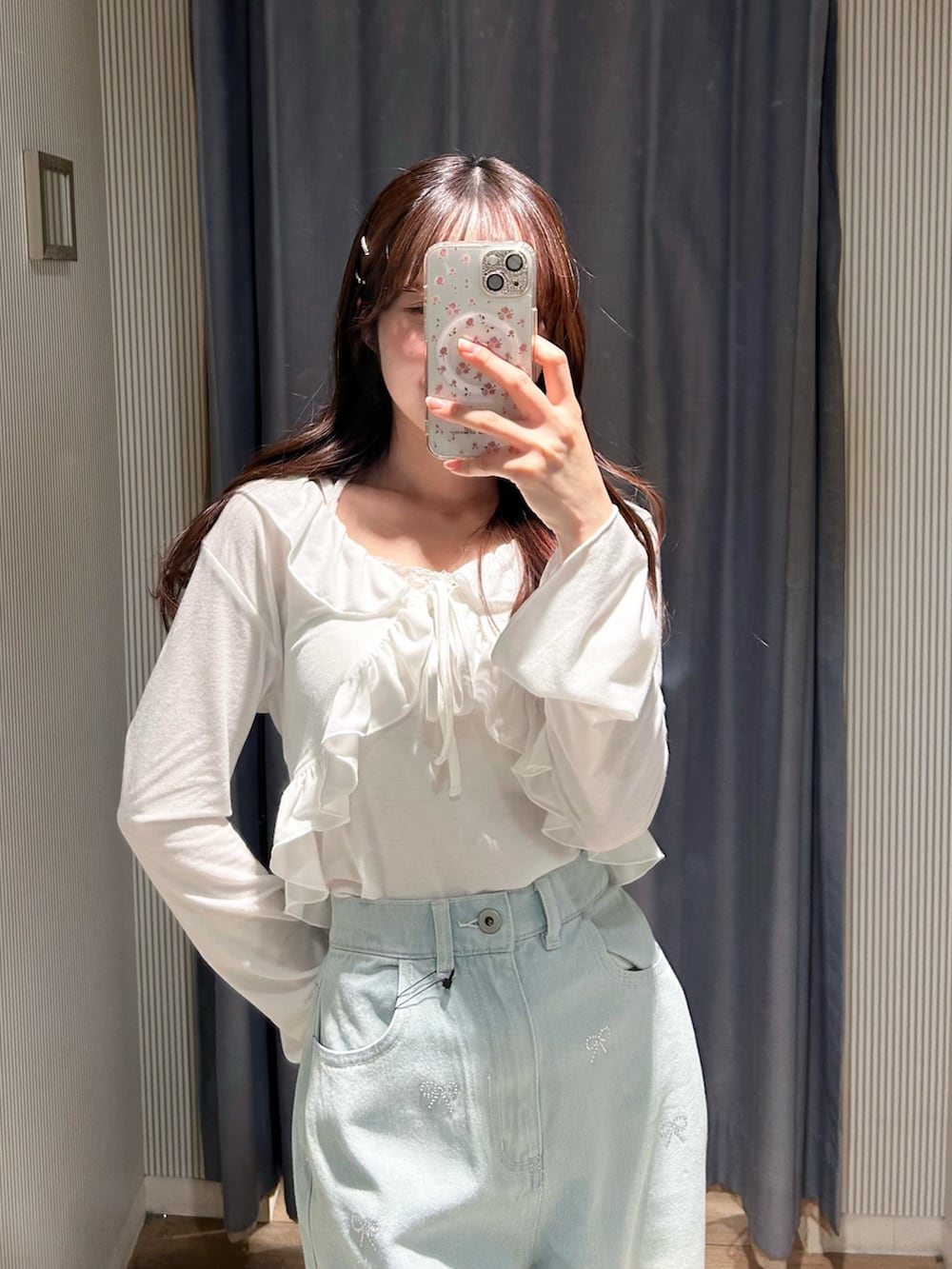 ブルー系のその他パンツ、ホワイト系のアンサンブルを着用したレディースの冬コーディネートの2枚目の写真