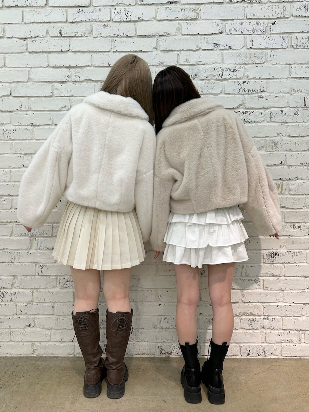 ベージュ系のブルゾン、ホワイト系のスカート、ホワイト系のスカートを着用したレディースの秋コーディネートの4枚目の写真