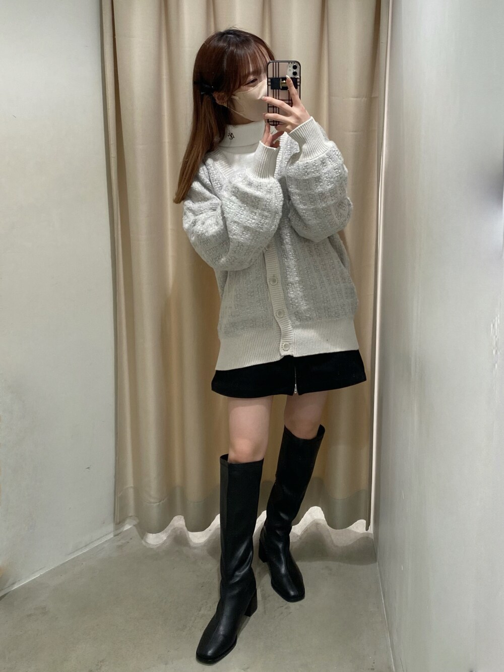グレー系のカーディガン/ボレロ、ホワイト系のTシャツ/カットソー、ブラック系のその他パンツを着用したレディースの冬コーディネートの2枚目の写真
