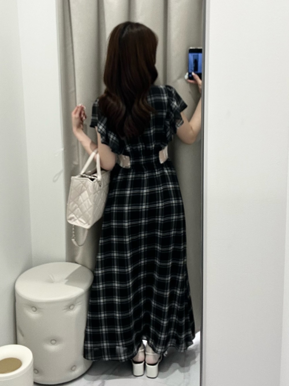 ホワイト系のトートバッグ、ホワイト系のドレスシューズ、その他のワンピースを着用したレディースの春コーディネートの3枚目の写真