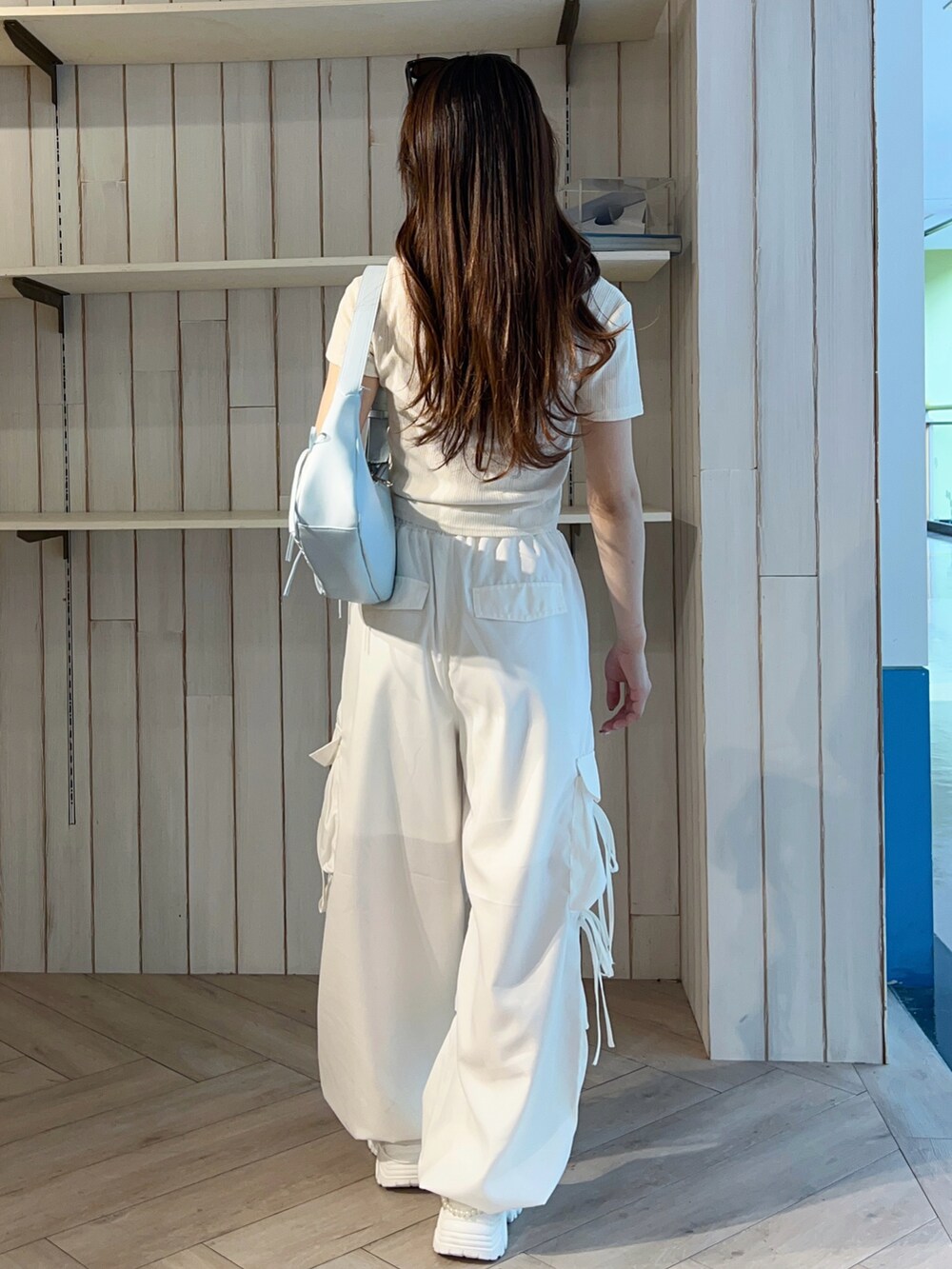 ピンク系のシューズ、ホワイト系のカーゴパンツ、ホワイト系のTシャツ/カットソーを着用したレディースの春コーディネートの5枚目の写真