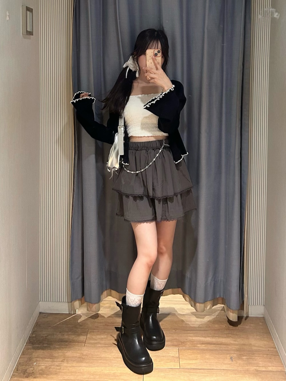 ホワイト系のキャミソール、ブラック系のカーディガン/ボレロ、グレー系のスカートを着用したレディースの秋コーディネートの4枚目の写真