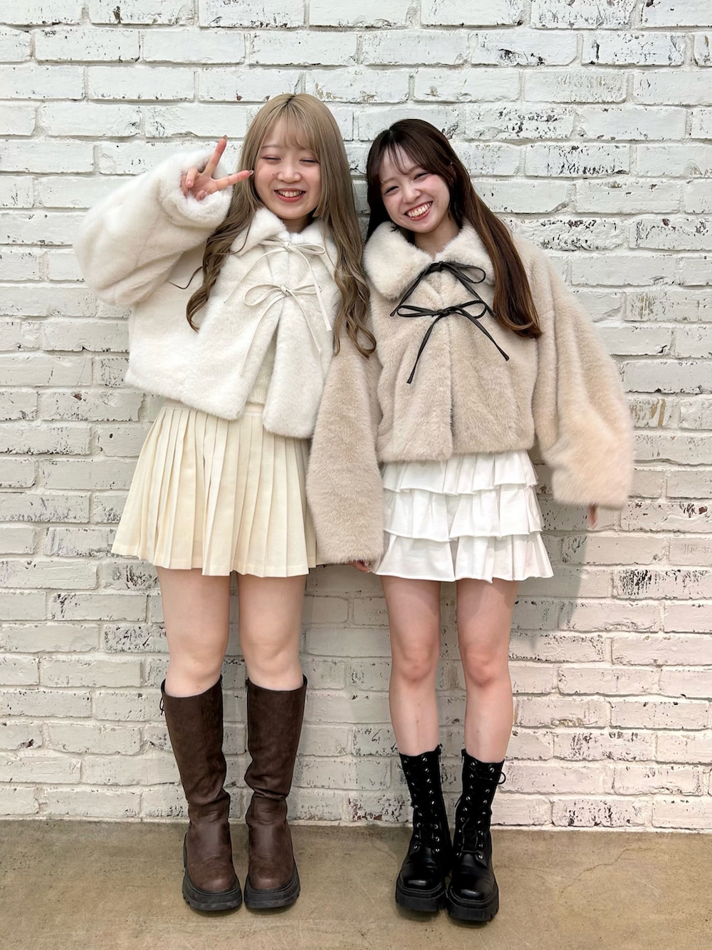 ベージュ系のブルゾン、ホワイト系のスカート、ホワイト系のスカートを着用したレディースの秋コーディネートの2枚目の写真