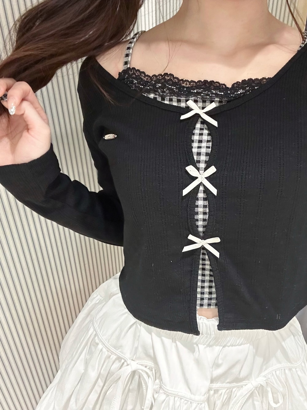 ホワイト系のトートバッグ、ブラック系のTシャツ/カットソー、ホワイト系のスカートを着用したレディースの春コーディネートの5枚目の写真