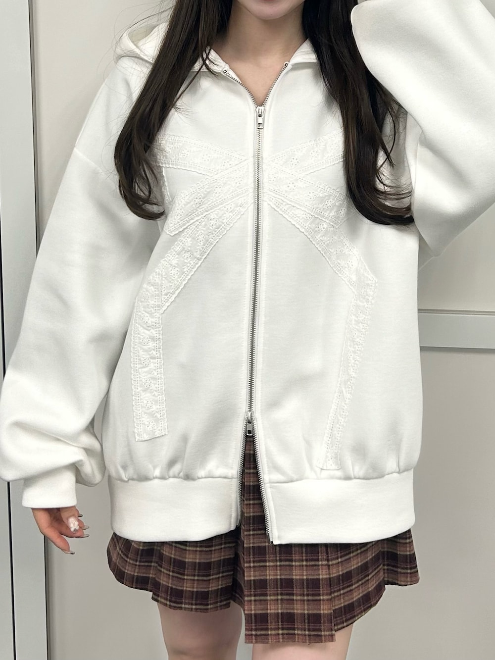 ホワイト系のTシャツ/カットソー、レッド系のスカートを着用したレディースの冬コーディネートの4枚目の写真