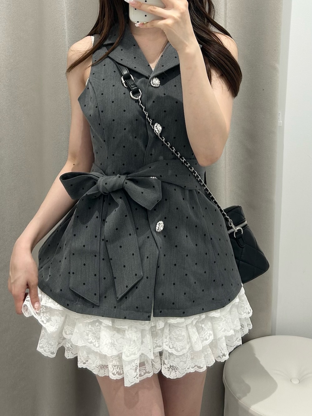 その他のその他アウター、ホワイト系のスカート、ブラック系のショルダーバッグを着用したレディースの夏コーディネートの4枚目の写真