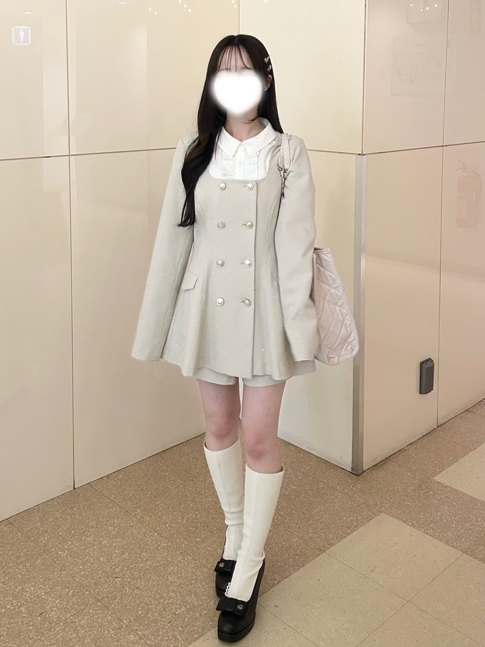 ホワイト系のノーカラージャケット、ホワイト系のその他パンツ、ホワイト系のトートバッグを着用したレディースの春コーディネートの3枚目の写真