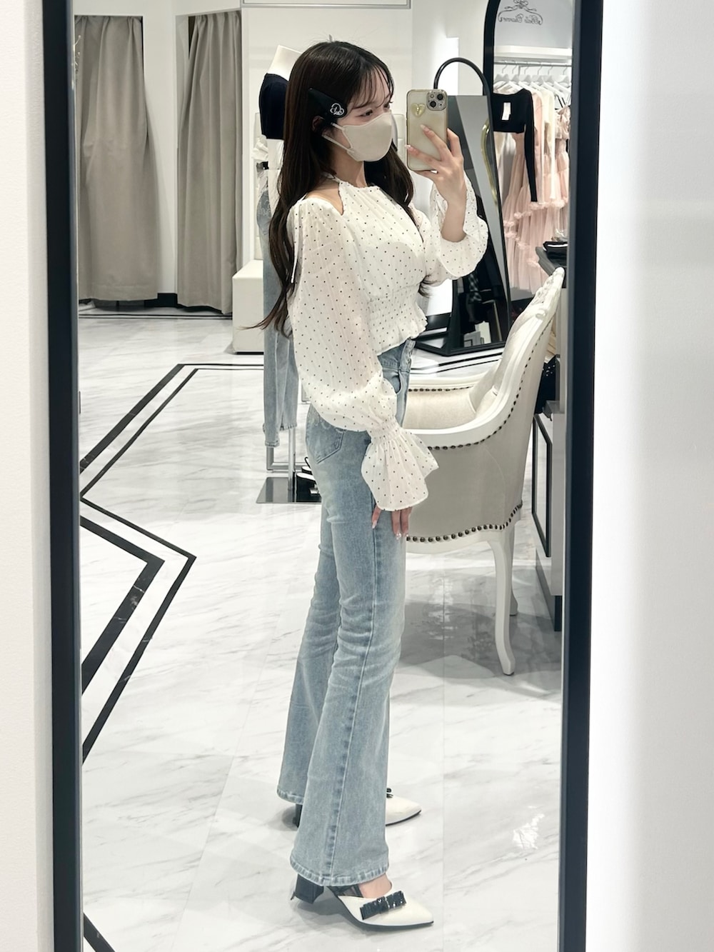 ブルー系のデニムパンツ、ホワイト系のドレスシューズ、ホワイト系のシャツ/ブラウスを着用したレディースの春コーディネートの3枚目の写真