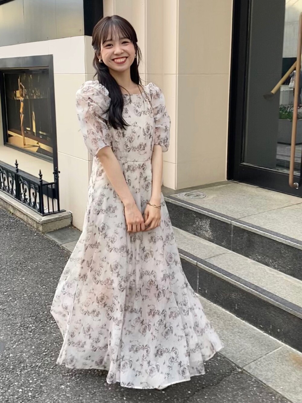 ホワイト系のワンピース、ホワイト系のブーツを着用したレディースの夏コーディネートの3枚目の写真