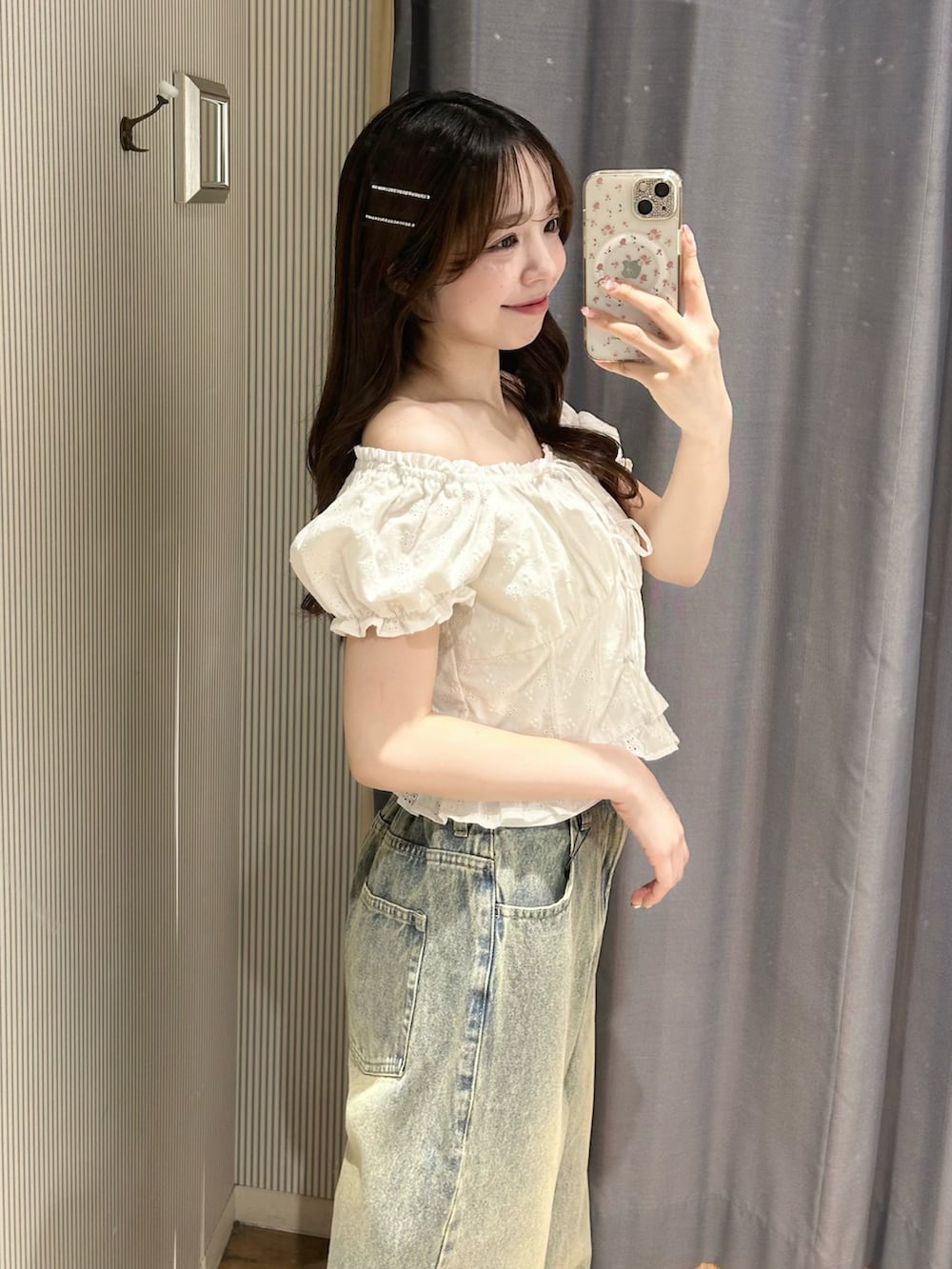 ブラック系のその他シューズ、ブルー系のデニムパンツ、その他のワンピースを着用したレディースの春コーディネートの5枚目の写真