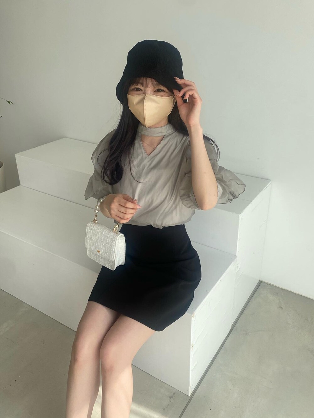 グレー系のシャツ/ブラウス、ブラック系のスカートを着用したレディースの春コーディネートの2枚目の写真