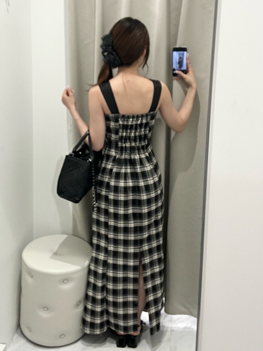 ブラック系のトートバッグ、ブラック系のワンピース、ブラック系のその他シューズを着用したレディースの夏コーディネートの6枚目の写真