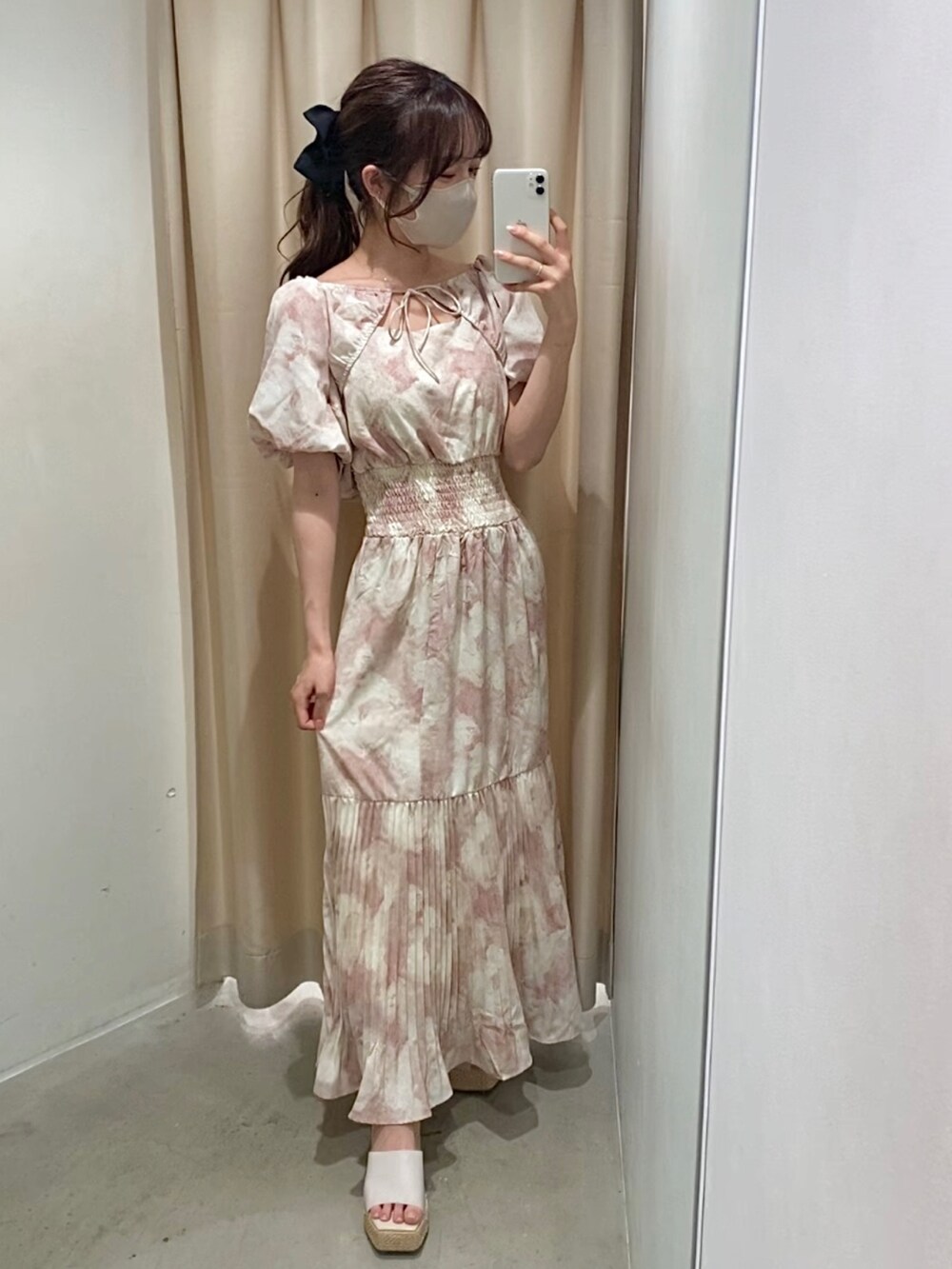 ピンク系のワンピース、ホワイト系のサンダルを着用したレディースの春コーディネートの2枚目の写真