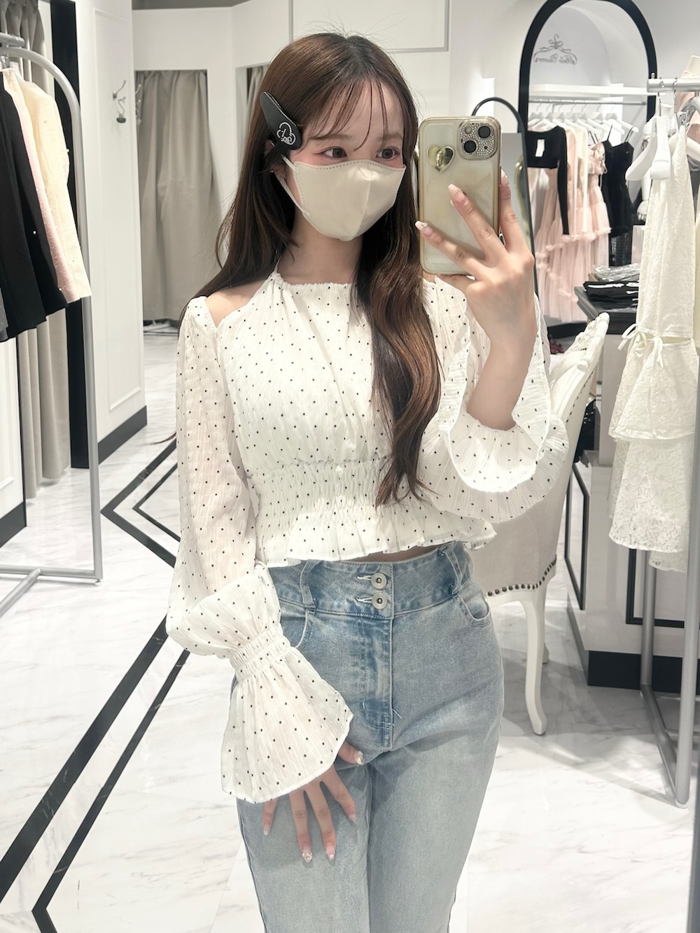 ブルー系のデニムパンツ、ホワイト系のドレスシューズ、ホワイト系のシャツ/ブラウスを着用したレディースの春コーディネートの2枚目の写真