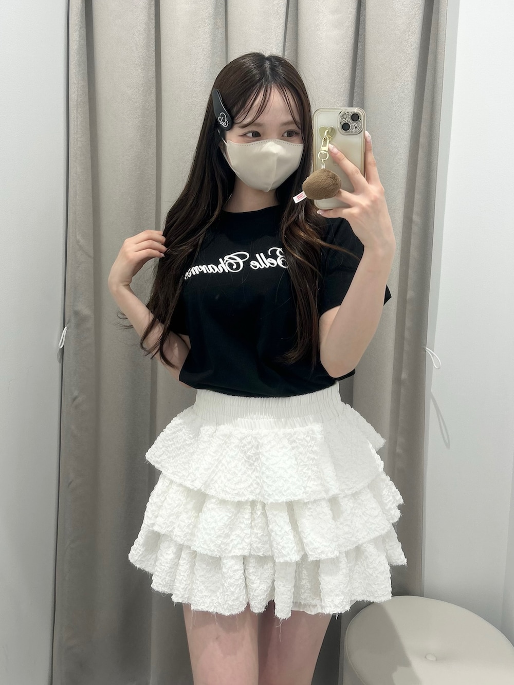 ブラック系のスカート、ブラック系のTシャツ/カットソー、ブラック系のローファーを着用したレディースの春コーディネートの4枚目の写真