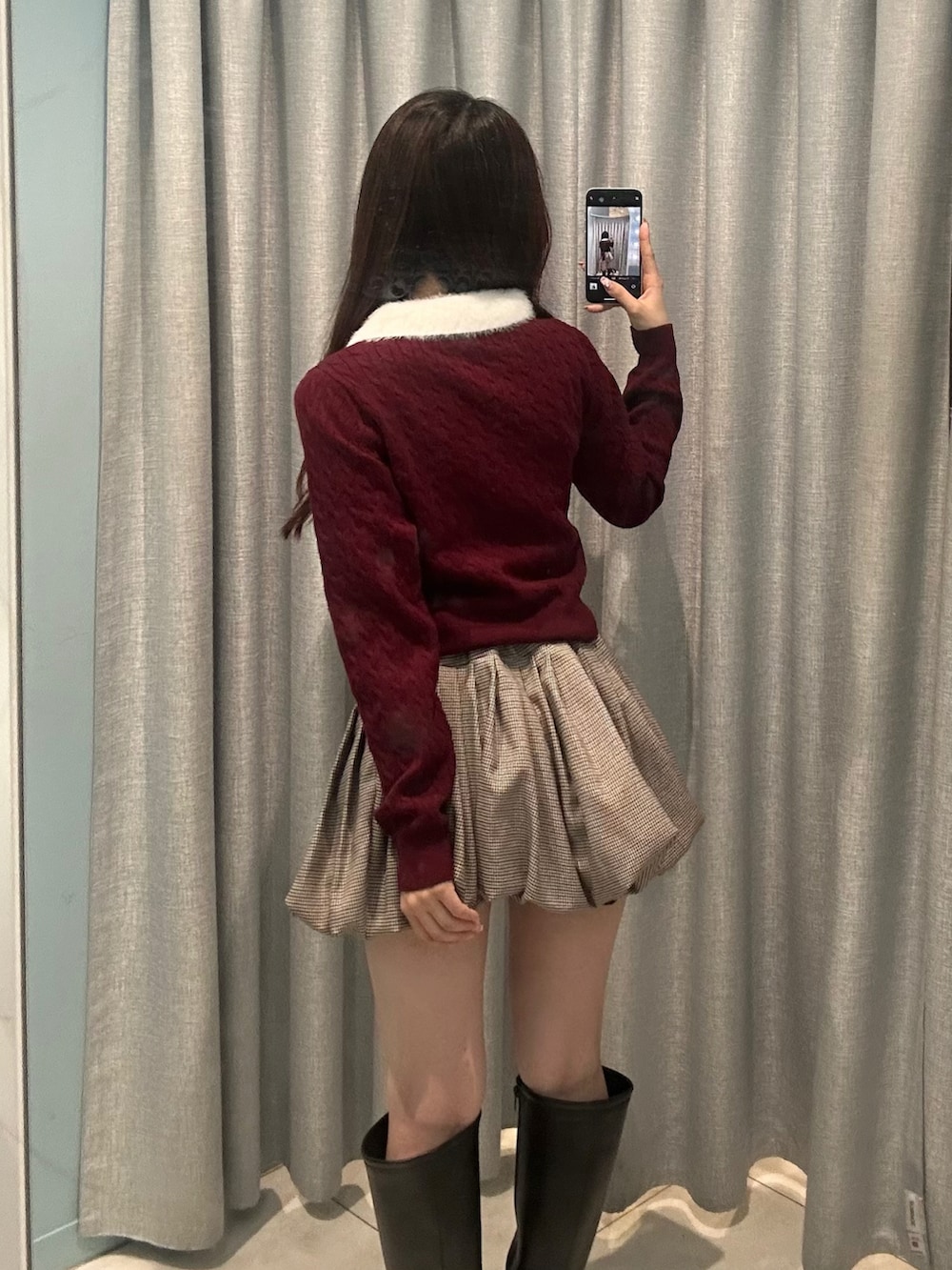 レッド系のトップス、その他のスカートを着用したレディースの秋コーディネートの2枚目の写真