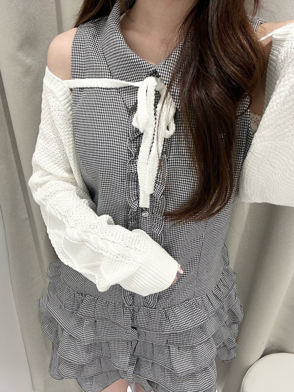 ブラック系のワンピース、ホワイト系のカーディガン/ボレロ、ブラック系のローファーを着用したレディースの春コーディネートの6枚目の写真