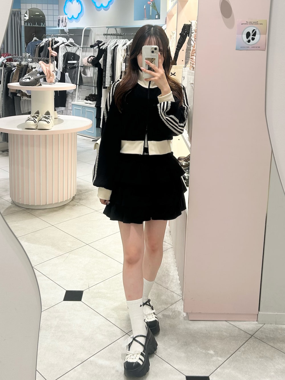 ブラック系のジャージ、ブラック系のスカート、ホワイト系のバッグを着用したレディースの夏コーディネートの3枚目の写真