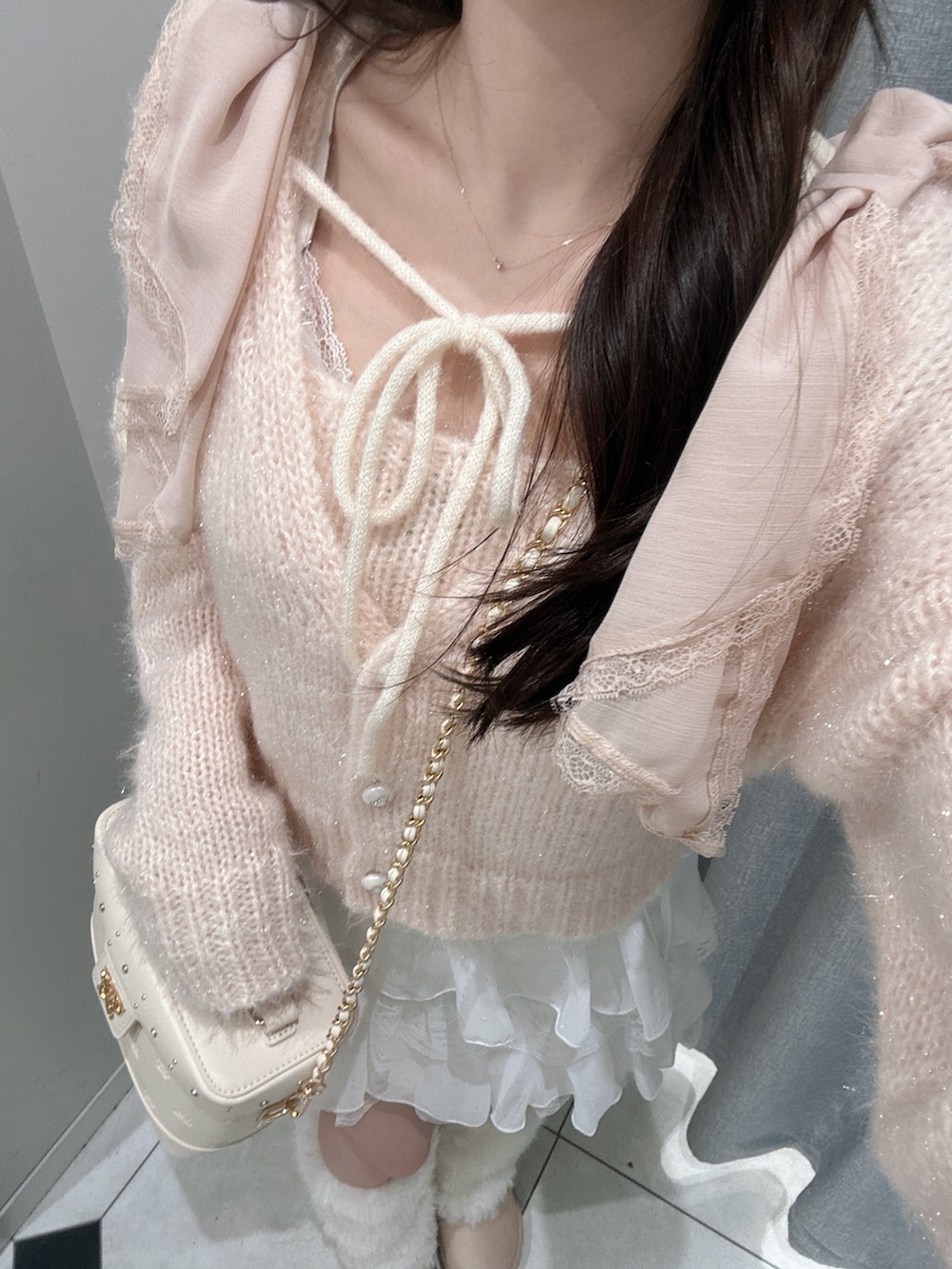 ホワイト系のその他シューズ、ピンク系のトップス、ピンク系のニット/セーターを着用したレディースの秋コーディネートの9枚目の写真