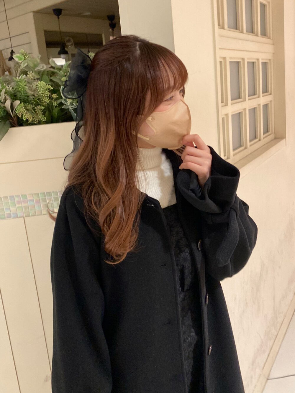 ブラック系のステンカラーコート、ブラック系のローファー、ブラック系のワンピースを着用したレディースの秋コーディネートの5枚目の写真