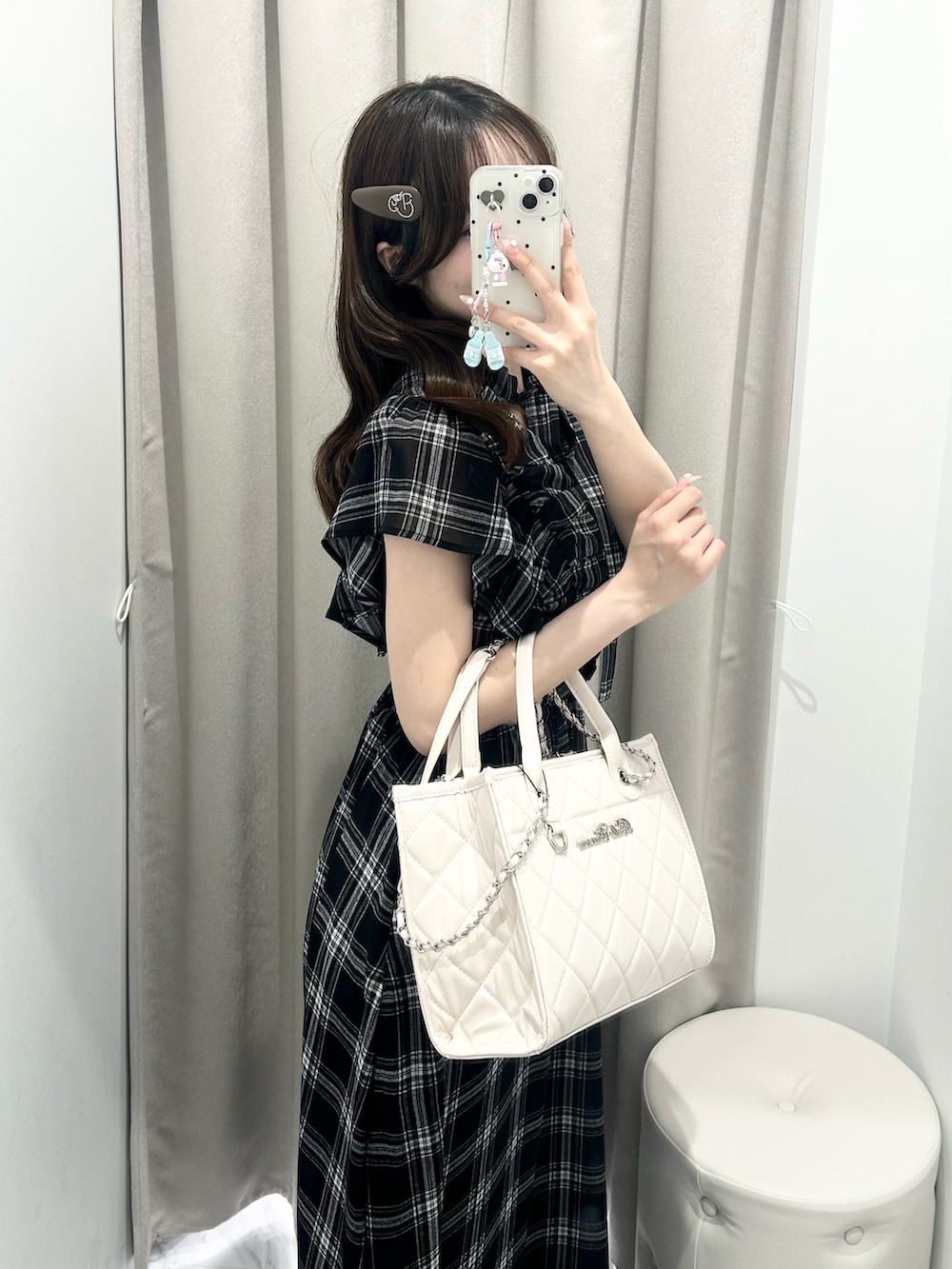 ホワイト系のトートバッグ、ホワイト系のドレスシューズ、その他のワンピースを着用したレディースの春コーディネートの5枚目の写真
