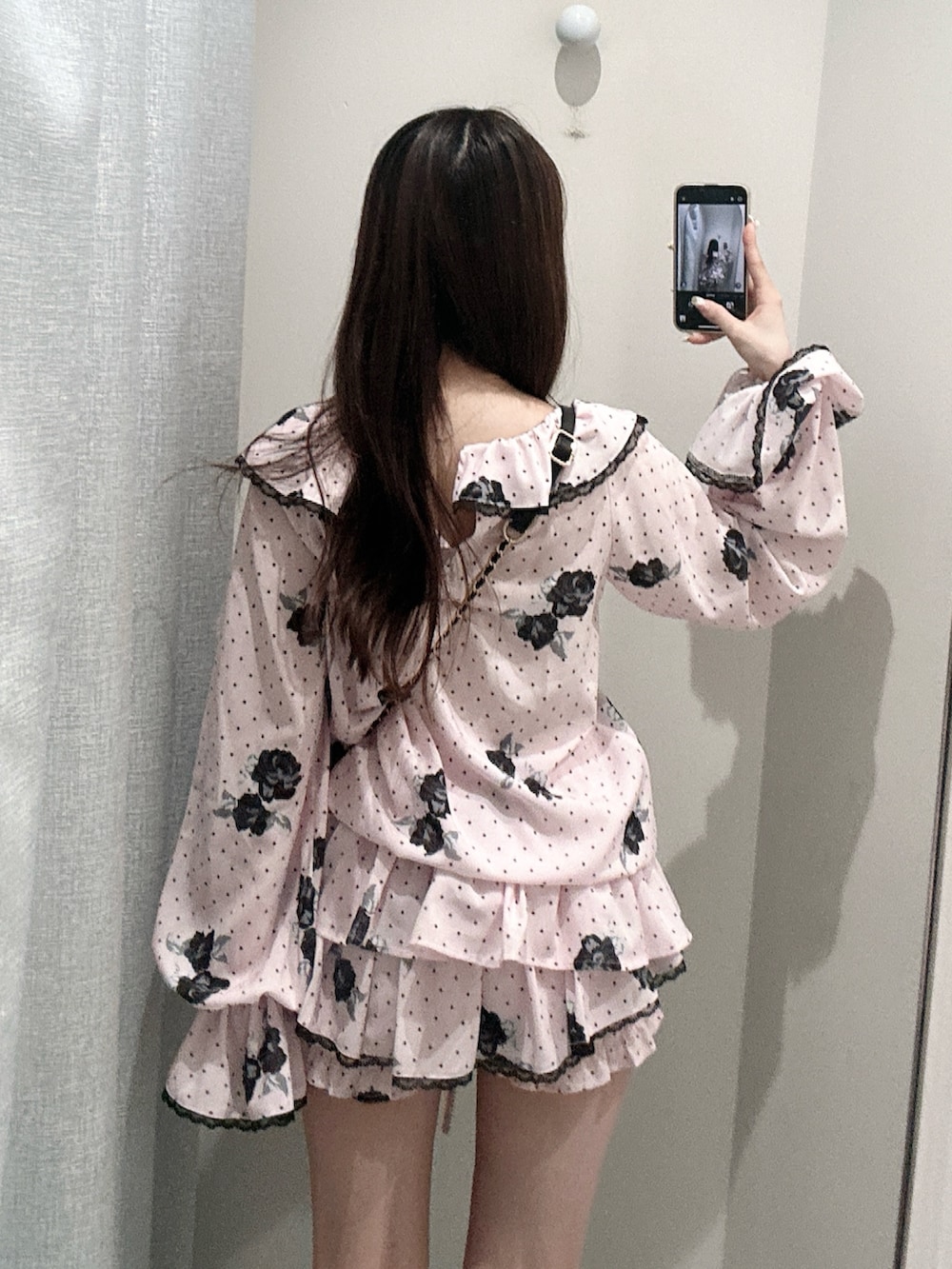 ピンク系のシャツ/ブラウス、ピンク系のスカート、ブラック系のブーツを着用したレディースの秋コーディネートの3枚目の写真