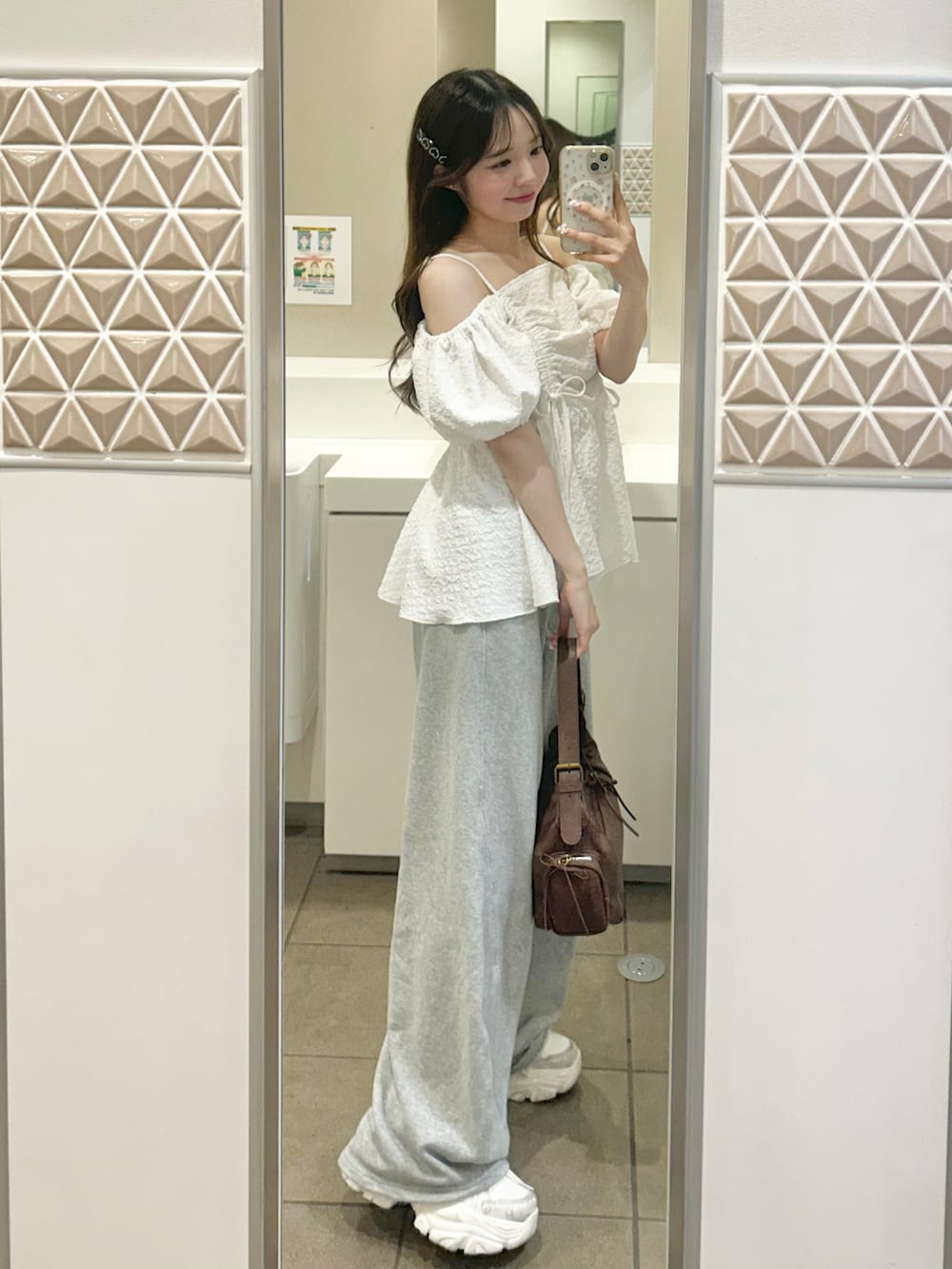 グレー系のスウェットパンツ、ホワイト系のシャツ/ブラウス、ブラウン系のショルダーバッグを着用したレディースの夏コーディネートの3枚目の写真