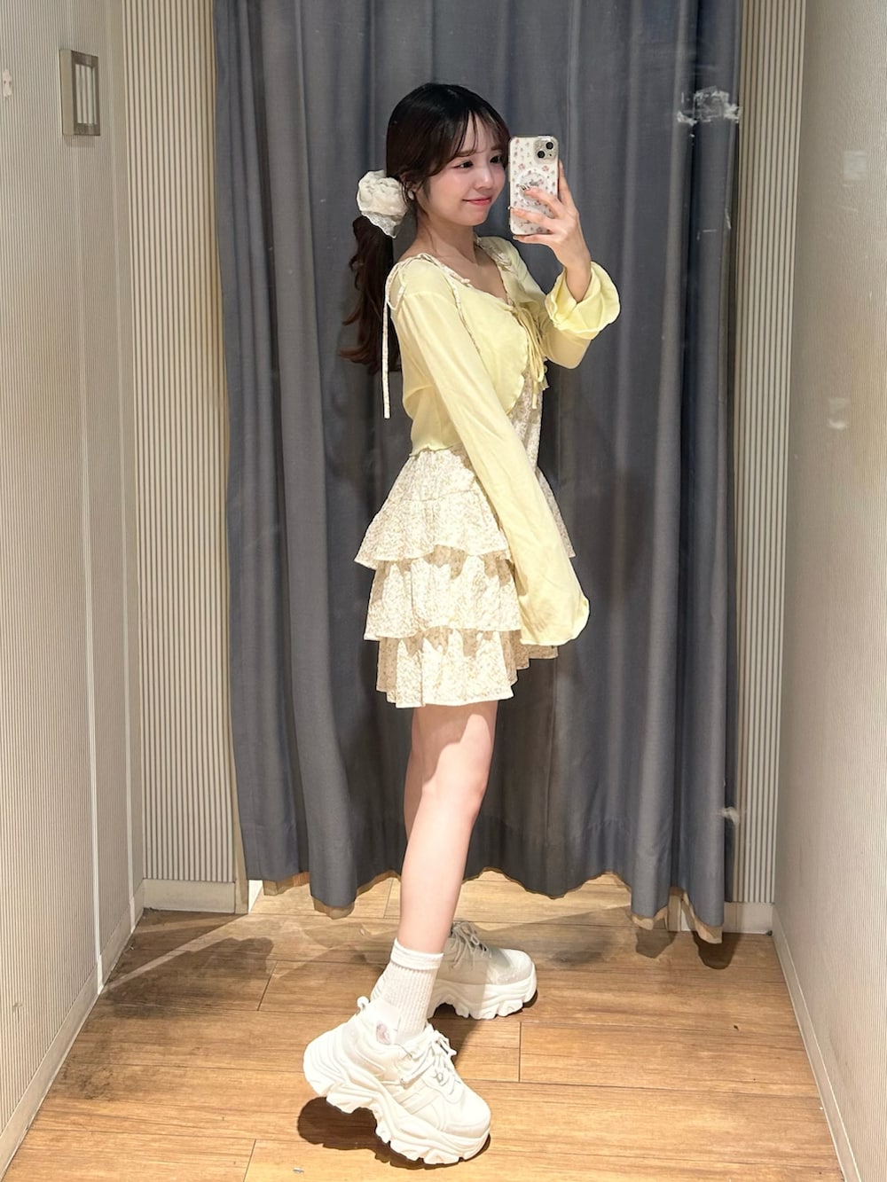 イエロー系のワンピースを着用したレディースの春コーディネートの3枚目の写真