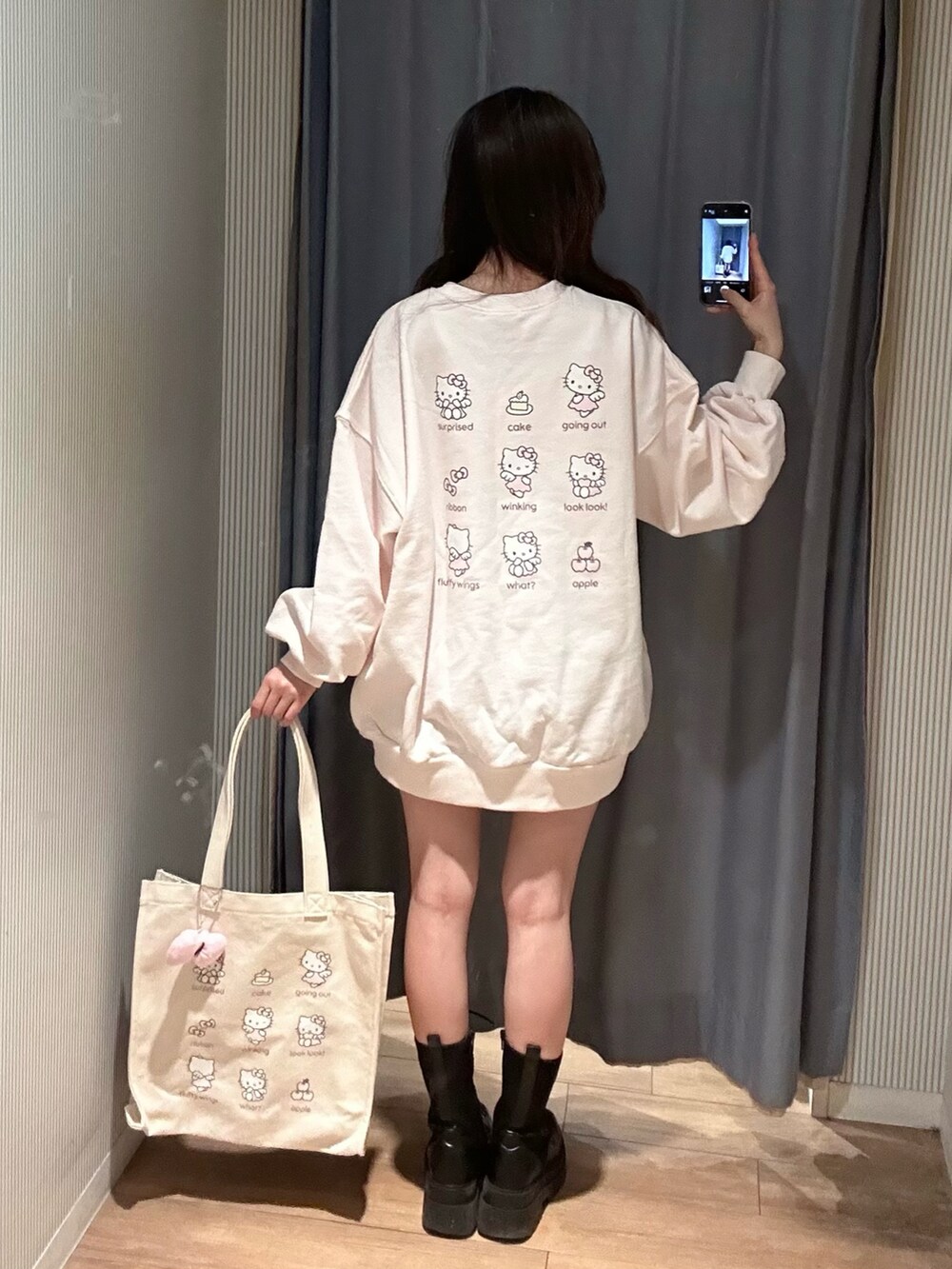 ピンク系のシューズ、ピンク系のトップス、その他のスカートを着用したレディースの冬コーディネートの4枚目の写真