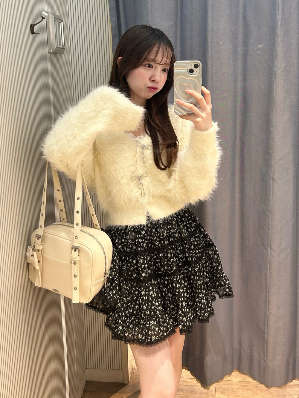 ホワイト系のショルダーバッグ、その他のスカート、ホワイト系のカーディガン/ボレロを着用したレディースの冬コーディネートの3枚目の写真