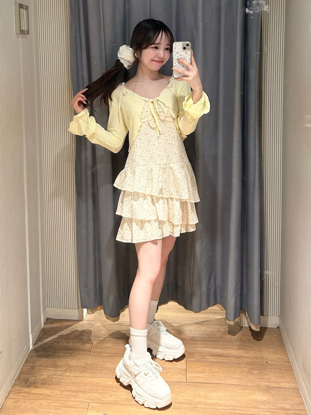 イエロー系のワンピースを着用したレディースの春コーディネートの2枚目の写真
