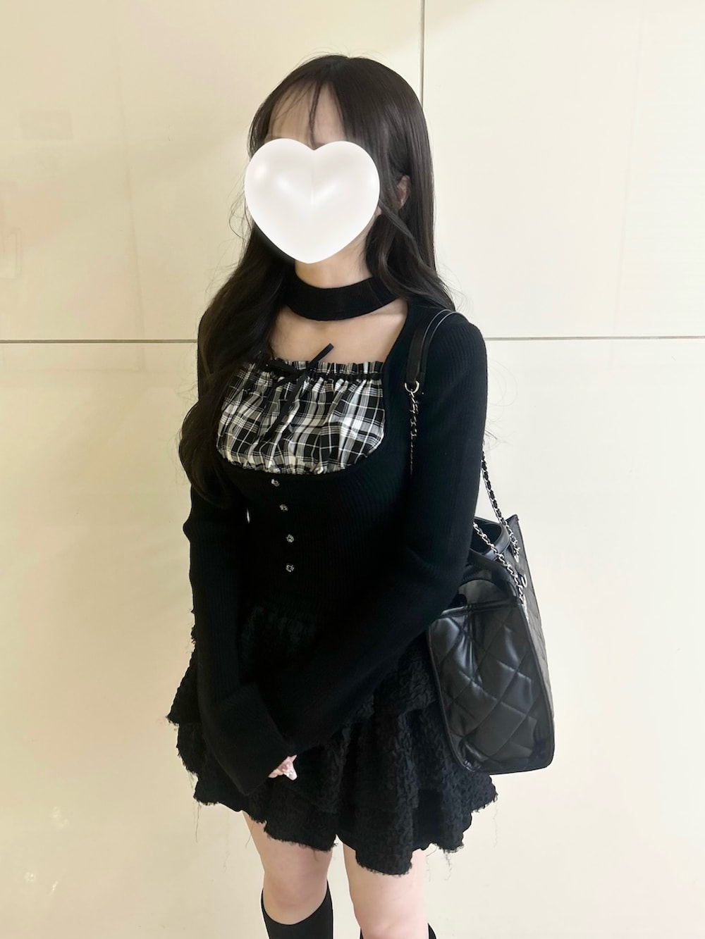 ブラック系のニット/セーター、ブラック系のスカート、ブラック系のトートバッグを着用したレディースの春コーディネートの7枚目の写真
