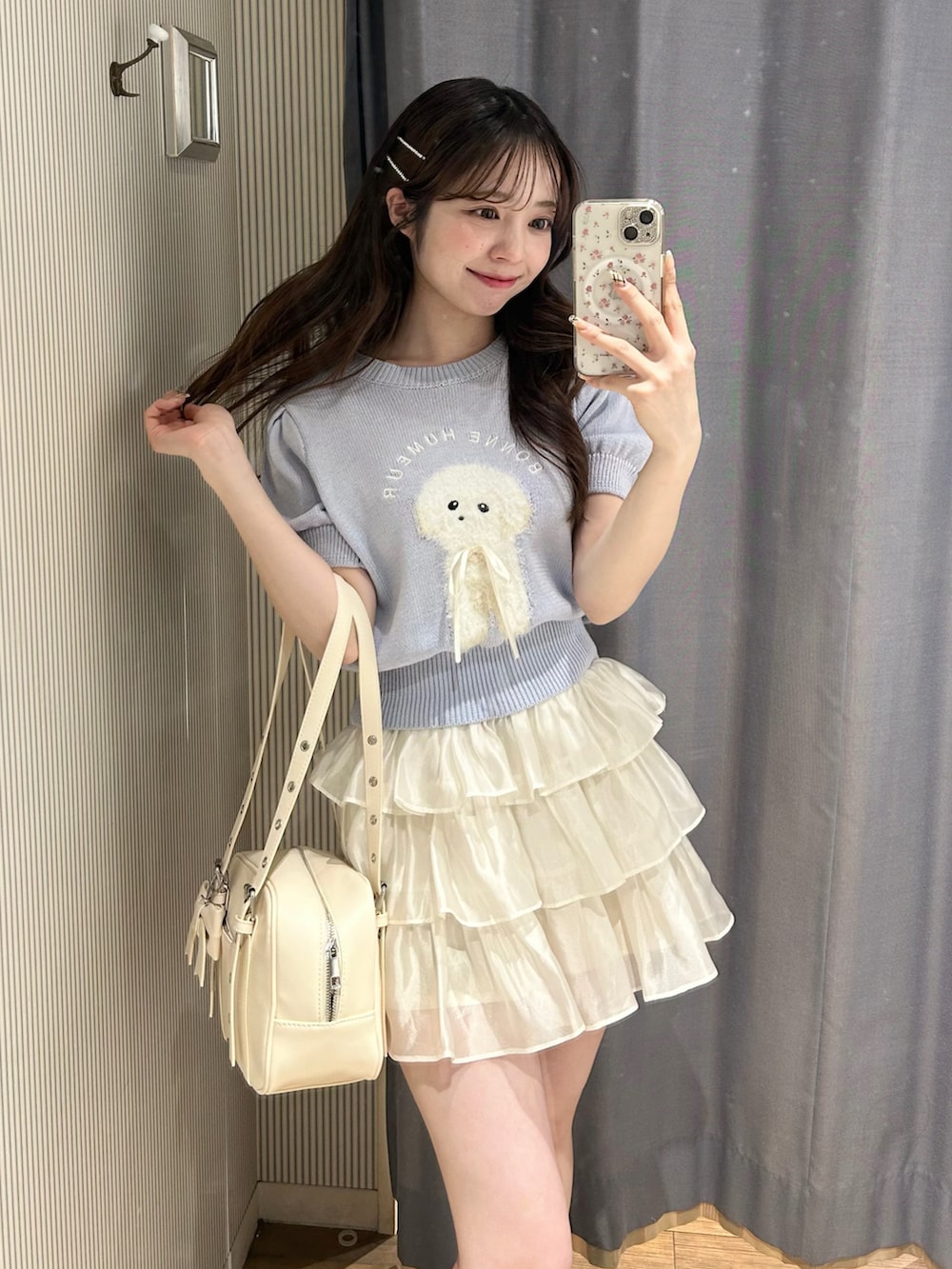 「ブルー、春コーデ、夏コーデ、ホワイト、ブーツ、カジュアル、ガーリー、ディズニーコーデ、オリーブ デ オリーブ(OLIVE des OLIVE)、低身長、いいね、save、フォローお願いします🤑、韓国ファッション、シンプルスタイル、プチプラ、今日のコーデ」｜「OLIVE des OLIVEの【500mlペットボトルも入る！】リボンチャーム付きスクエアボストン（ショルダーバッグ、ホワイト系）」を使った、Yu.さん（レディース・150cm）の春コーディネートの2枚目の写真
