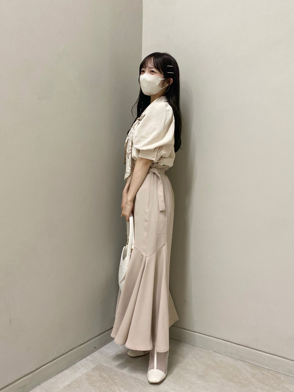 ホワイト系のショルダーバッグ、ベージュ系のシャツ/ブラウス、ベージュ系のスカートを着用したレディースの夏コーディネートの4枚目の写真