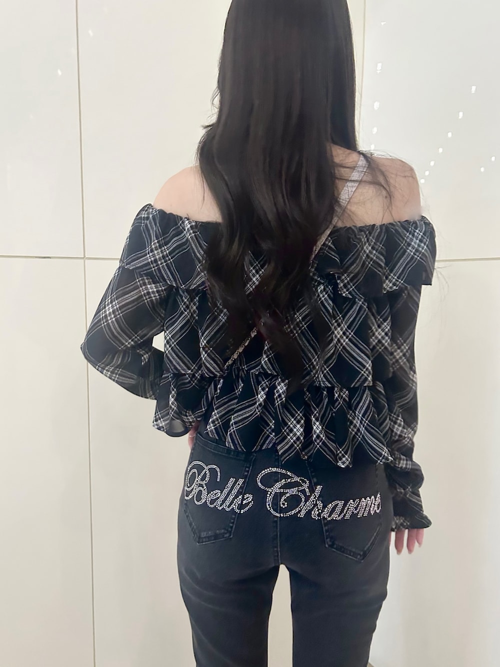 ホワイト系のショルダーバッグ、ブラック系のデニムパンツ、ブラック系のシャツ/ブラウスを着用したレディースの春コーディネートの5枚目の写真