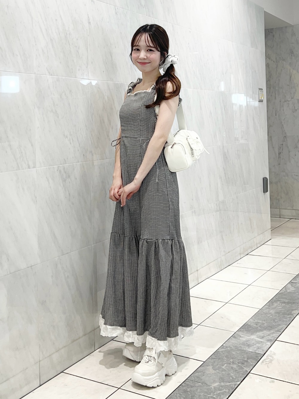 ホワイト系のシューズ、その他のワンピース、ホワイト系のバッグを着用したレディースの春コーディネートの2枚目の写真