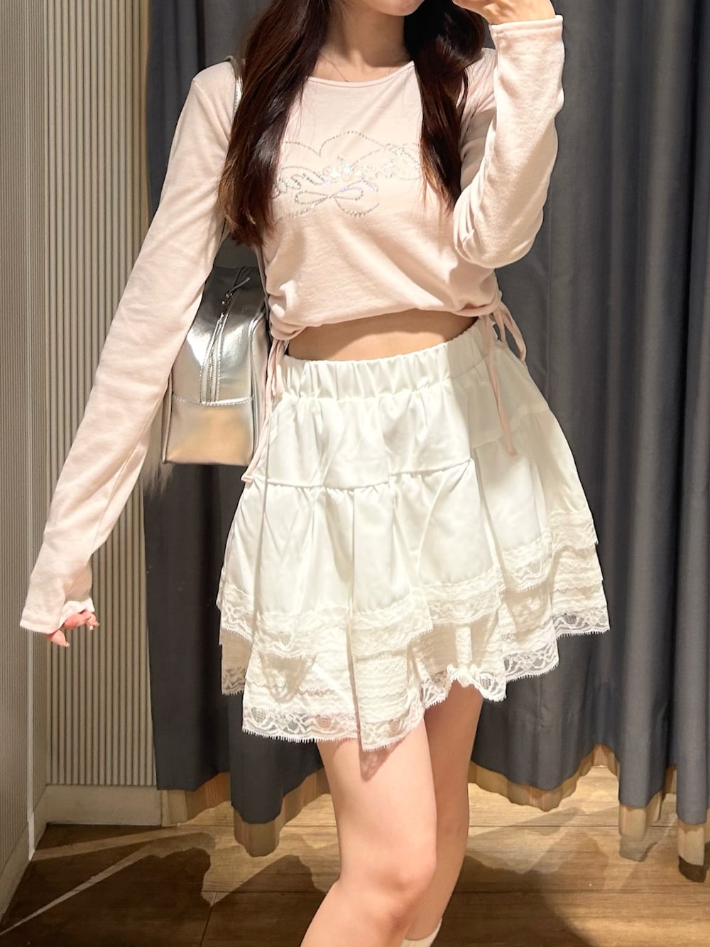 ホワイト系のスニーカー、ホワイト系のスカート、ピンク系のTシャツ/カットソーを着用したレディースの夏コーディネートの4枚目の写真