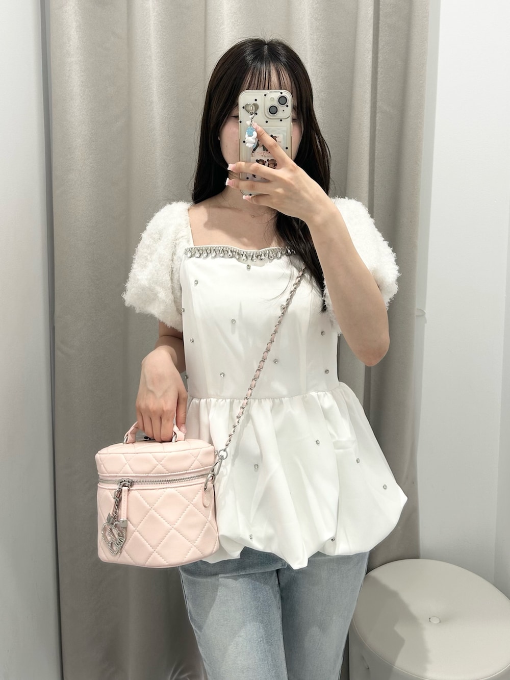 ブルー系のデニムパンツ、ピンク系のショルダーバッグ、ホワイト系のシャツ/ブラウスを着用したレディースの夏コーディネートの3枚目の写真