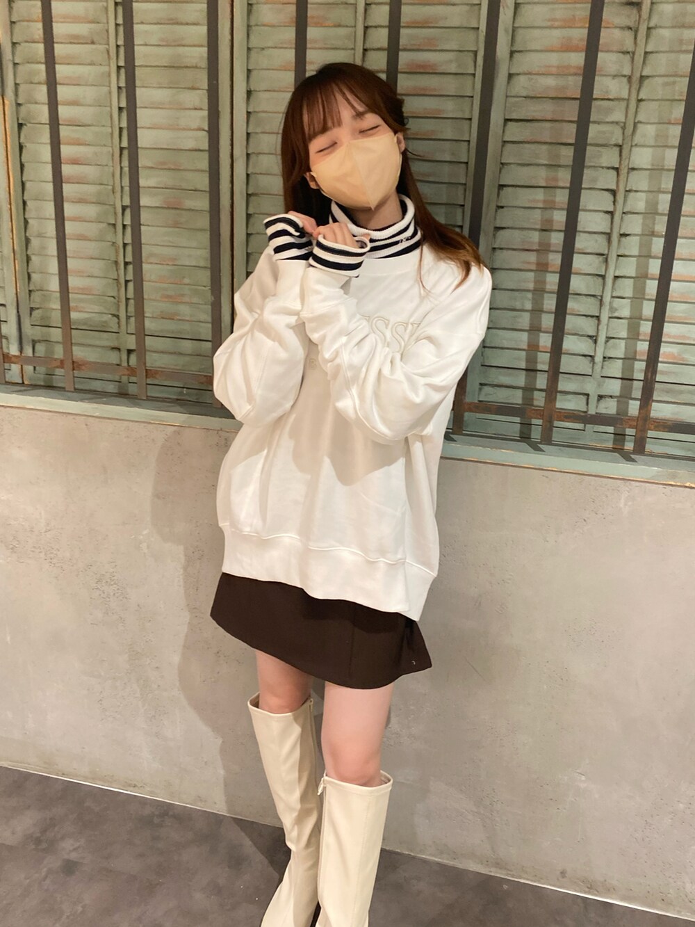 ホワイト系のスウェット、ブラック系のTシャツ/カットソー、ブラウン系のスカートを着用したレディースの秋コーディネートの4枚目の写真