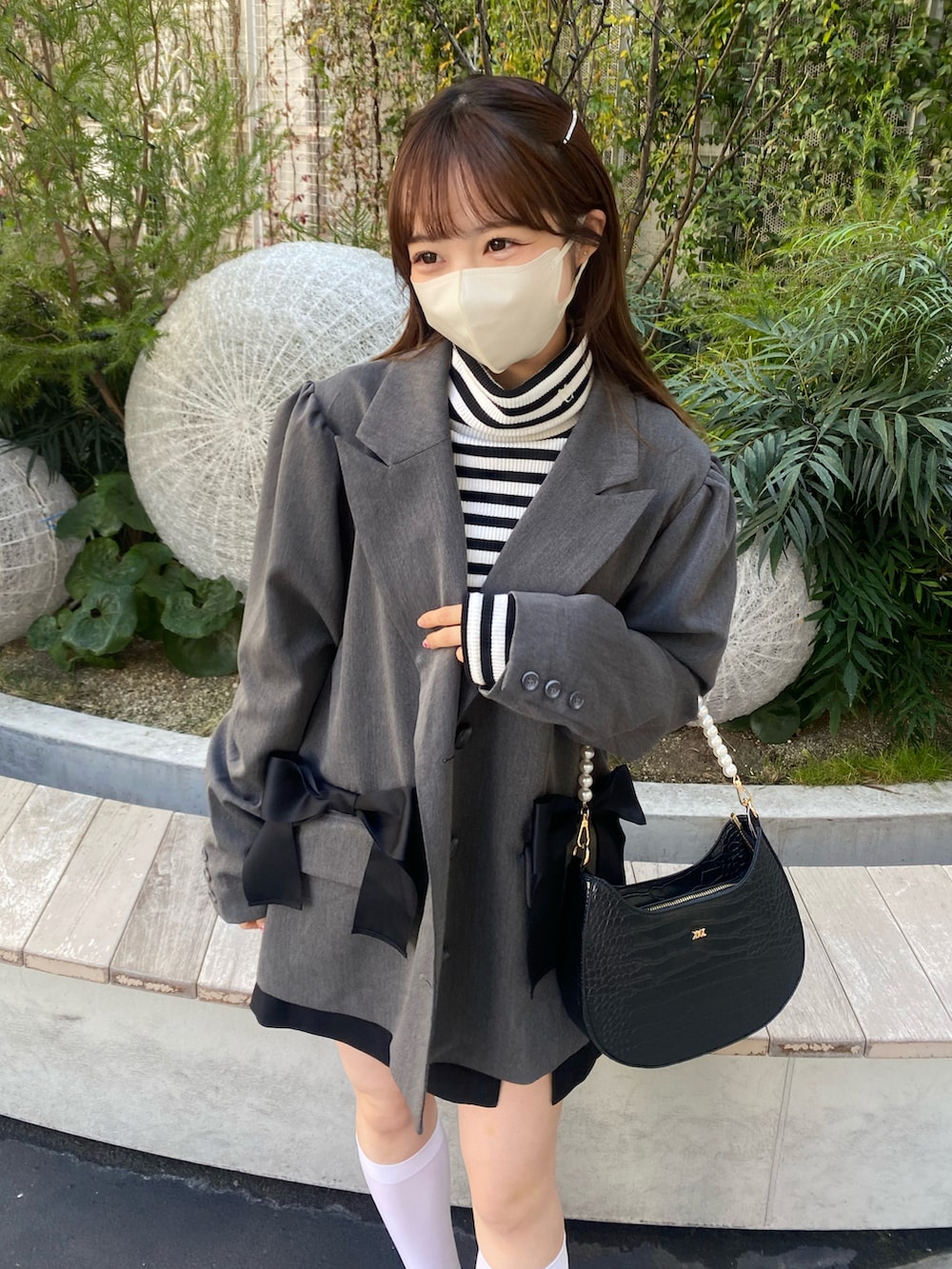 ブラック系のバレエシューズ、ブラック系のテーラードジャケット、ブラック系のTシャツ/カットソーを着用したレディースの冬コーディネートの5枚目の写真