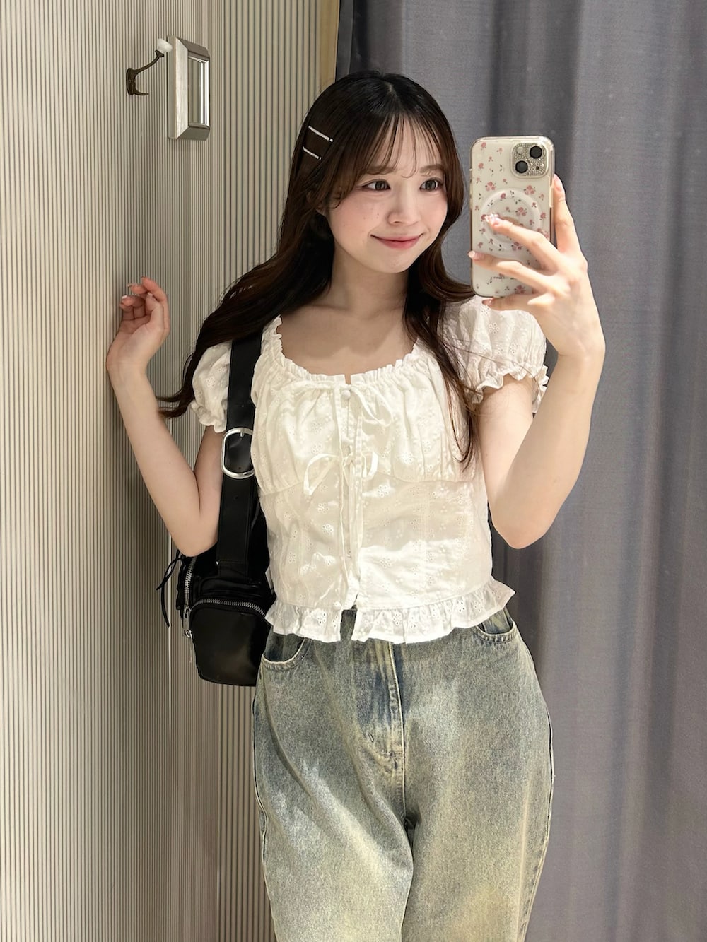 ブラック系のその他シューズ、ブルー系のデニムパンツ、その他のワンピースを着用したレディースの春コーディネートの4枚目の写真