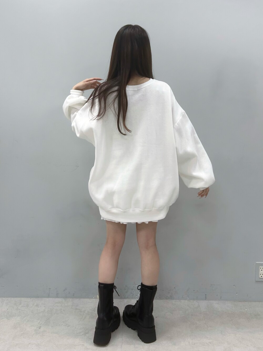 ホワイト系のTシャツ/カットソー、ホワイト系のスカートを着用したレディースの冬コーディネートの4枚目の写真