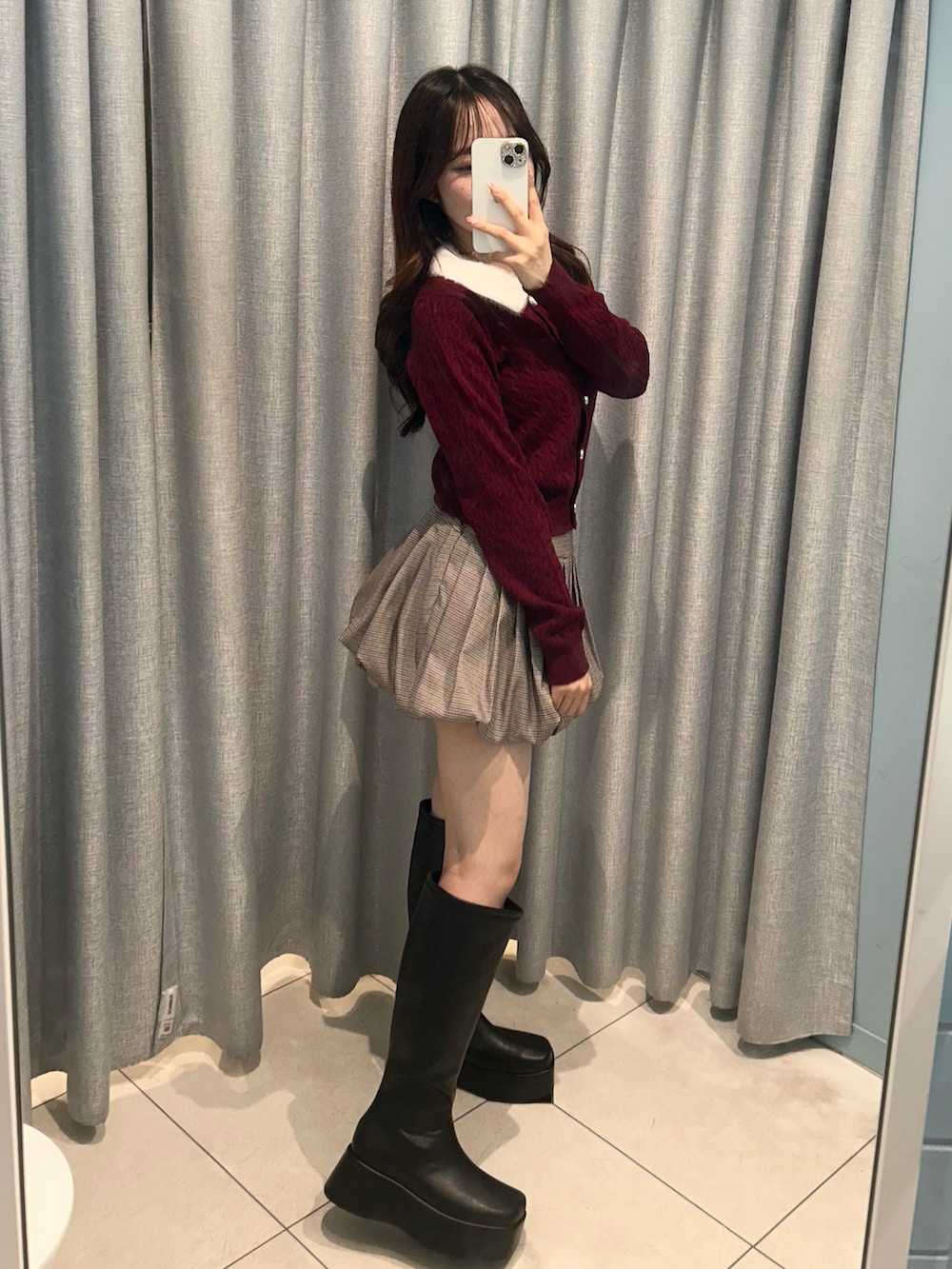 レッド系のトップス、その他のスカートを着用したレディースの秋コーディネートの4枚目の写真