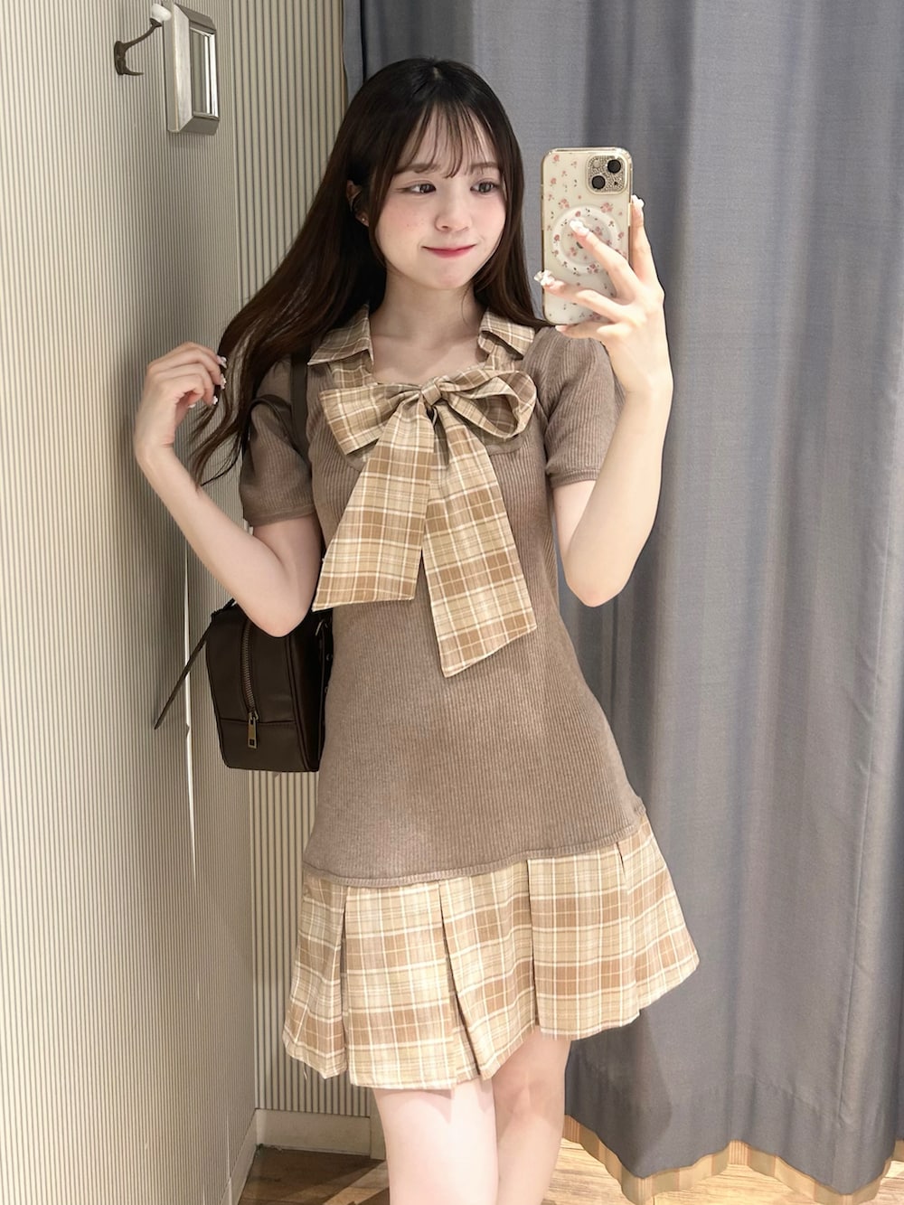 ブラウン系のショルダーバッグ、ブラウン系のワンピースを着用したレディースの夏コーディネートの2枚目の写真