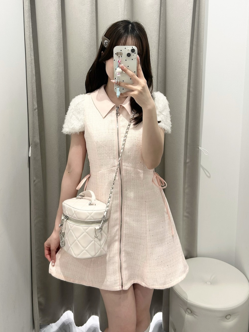 ピンク系のワンピース、ホワイト系のショルダーバッグ、ブラック系のドレスシューズを着用したレディースの春コーディネートの3枚目の写真