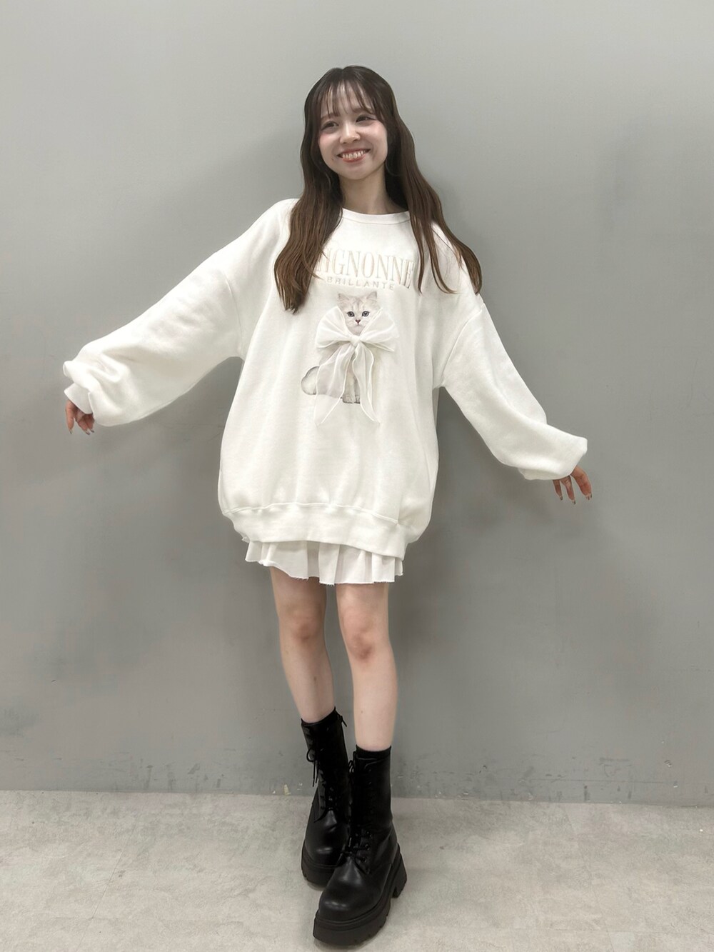 ホワイト系のTシャツ/カットソー、ホワイト系のスカートを着用したレディースの冬コーディネートの3枚目の写真