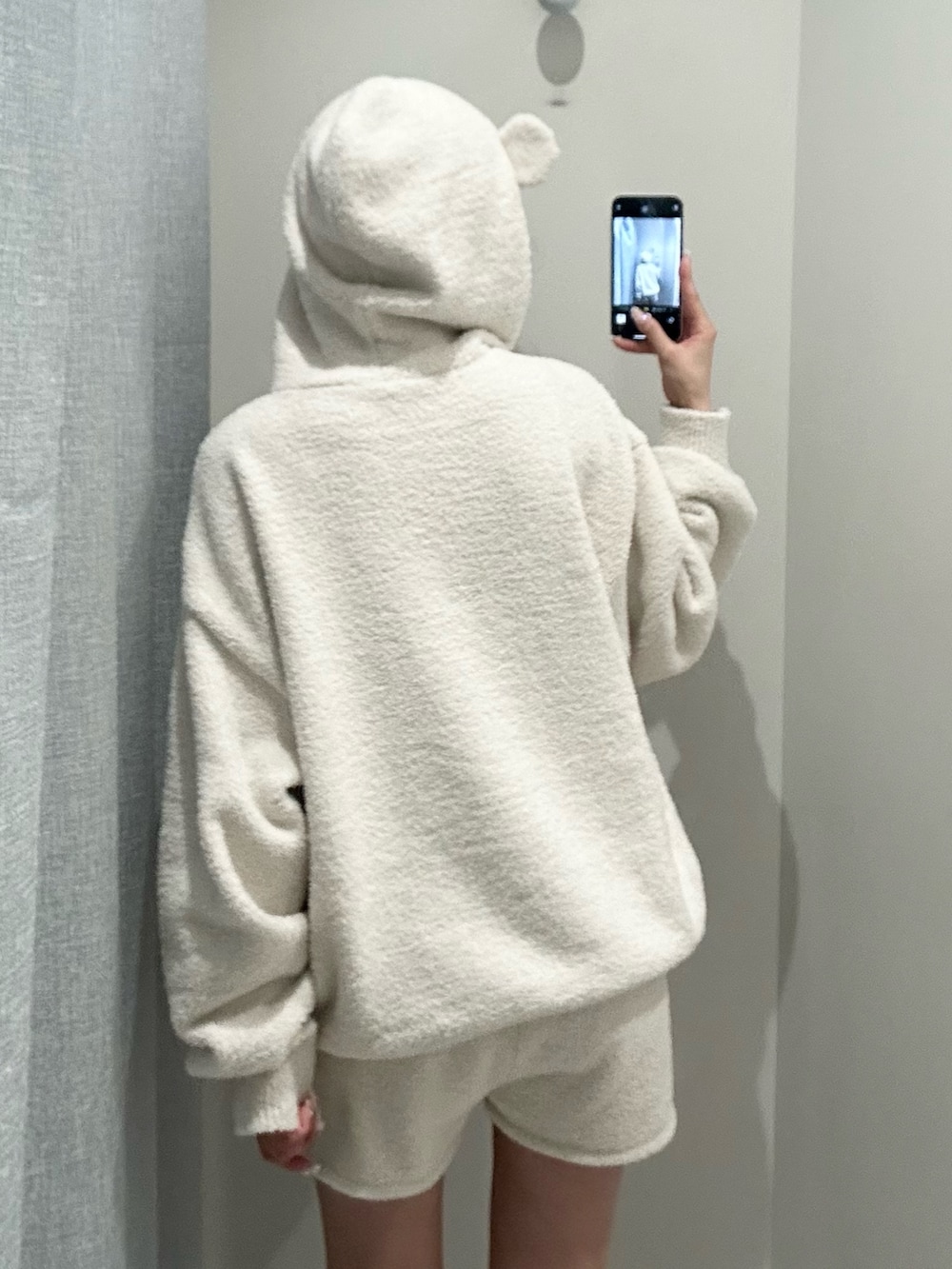 ブラウン系のトートバッグ、ホワイト系のルームウェア/パジャマを着用したレディースの秋コーディネートの7枚目の写真